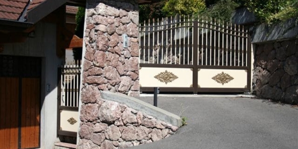 Portail battant en aluminium décors traditionnels imitation portail en fer forgé. Modèle MONTIA, Collection TRADITION Horizal