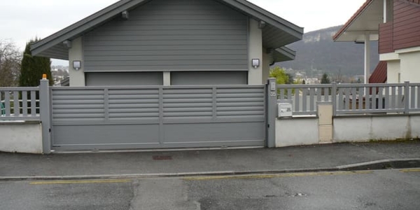 Installation portail coulissant contemporain en lames claire-voie. Modèle GARITA, Collection CONTEMPORAIN Horizal