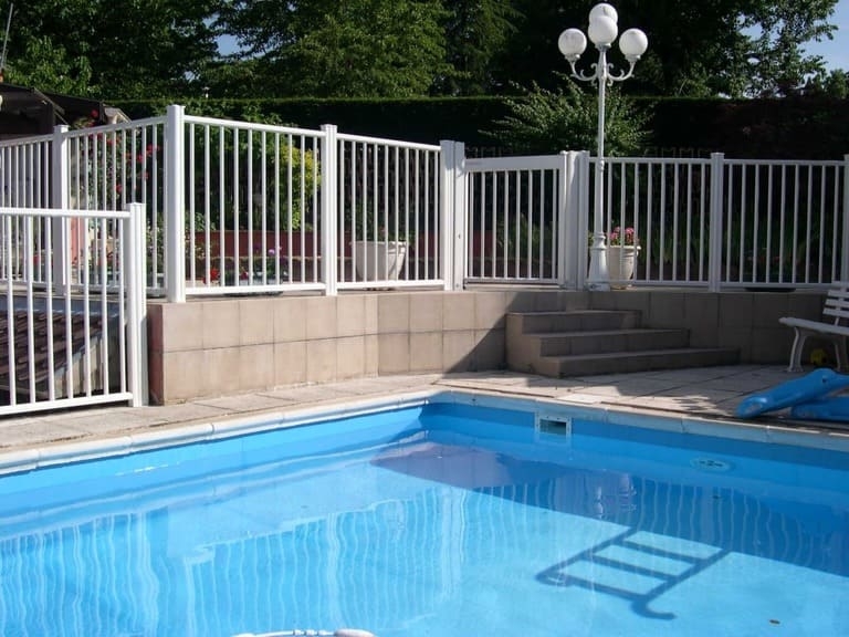 Barrière piscine aluminium Les Portaliers Châtillon-Sur-Cluses